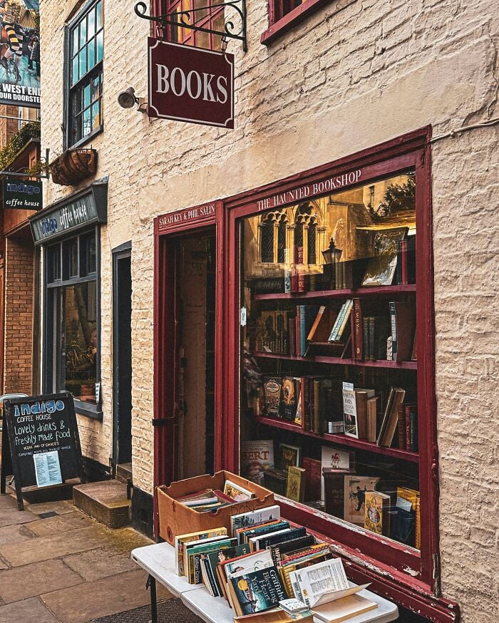 Libreria accogliente e grandiosa con libri esposti all'esterno, caratterizzata da una facciata affascinante e un'atmosfera calda e invitante. Libreria accogliente e grandiosa con libri esposti all'esterno, caratterizzata da una facciata affascinante e un'atmosfera calda e invitante.
