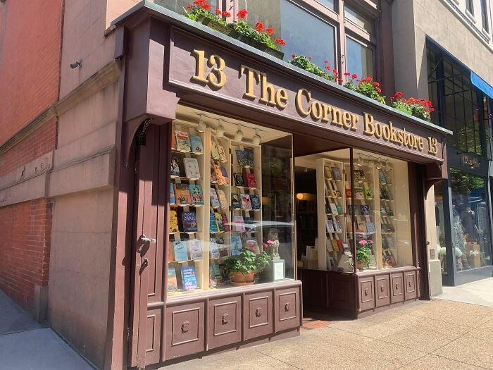 Esterno affascinante di una libreria con fioriere, che mostra una libreria accogliente e magica da tutto il mondo. Esterno affascinante di una libreria con fioriere, che mostra una libreria accogliente e magica da tutto il mondo.
